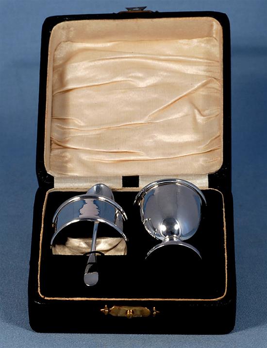 A set of five silver grapefruit spoons & a Christening set.